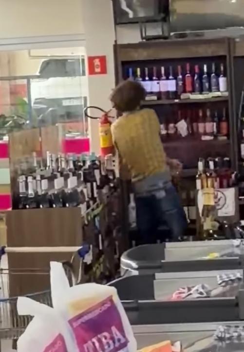 Foto 3 de 6 — Homem quebra garrafas de bebidas e causa prejuízo de R$ 60 mil em supermercado